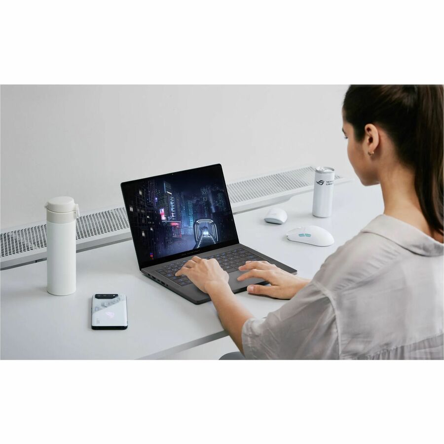 Ordinateur portable de jeu Asus ROG Zephyrus G14 GA403 GA403UI-DS91-CA 14" - 3K - AMD Ryzen 9 8945HS - 16 Go - SSD 1 To GA403UI-DS91-CA