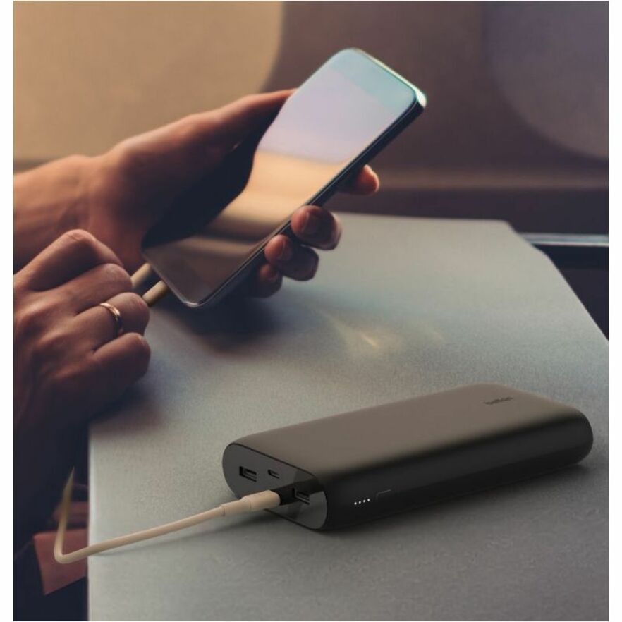 Chargeur portatif Belkin 32 W à 4 ports USB - 26 000 mAh - 2 x USB-A (12 W), 2 x USB-C (20 W) - Chargeur portable - avec câble USB-C vers USB-C - Noir BPB016btBK