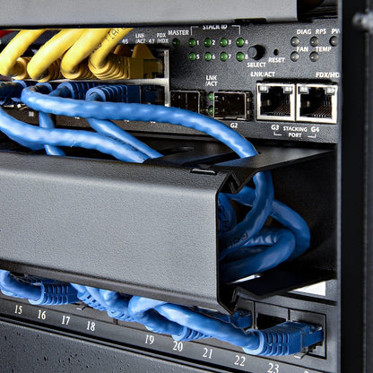 StarTech.com Panneau de gestion des câbles pour rack 1U avec couvercle CMDUCT1UX2