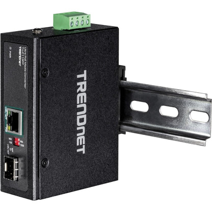 Convertisseur de média SFP vers Gigabit UPoE industriel renforcé TRENDnet ; boîtier classé IP30 ; comprend des supports pour rail DIN et muraux ; température de fonctionnement : -40 à 75 °C (-40 à 167 °F) ; TI-UF11SFP TI-UF11SFP