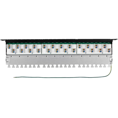 Panneau de brassage demi-U blindé CAT6A 24 ports TRENDnet, TC-P24C6AHS, compatible 10G, moitié de la hauteur des panneaux de brassage 1U standard, boîtier de montage en rack métallique, compatible CAT5e/Cat6/CAT6A, gestion des câbles TC-P24C6AHS