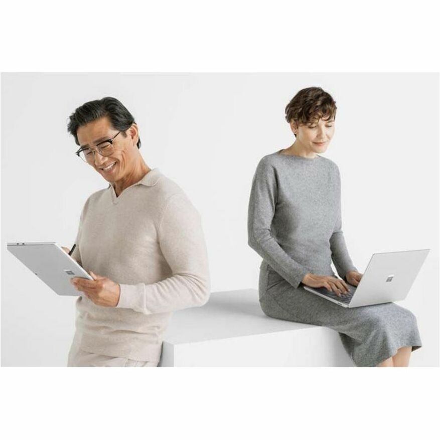 Ordinateur portable Microsoft Surface Laptop 6 13,5" à écran tactile - Intel Core i5 - 8 Go - SSD 256 Go - Clavier anglais, français - Platinum ZJN-00002