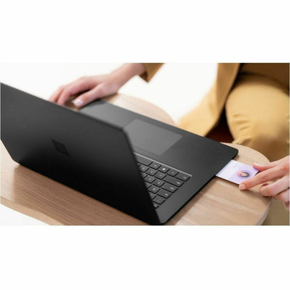 Ordinateur portable Microsoft Surface Laptop 6 15" à écran tactile - Intel Core i7 - 64 Go - SSD 1 To - Clavier anglais, français - Noir ZLW-00002