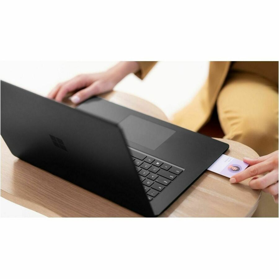 Ordinateur portable Microsoft Surface Laptop 6 15" à écran tactile - Intel Core Ultra 5 - 16 Go - SSD 512 Go - Clavier anglais - Noir EP2-04465
