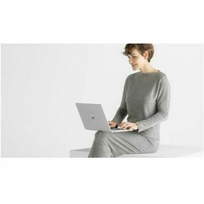 Ordinateur portable Microsoft Surface Laptop 6 13,5" à écran tactile - Intel Core Ultra 5 135H - 16 Go - SSD 256 Go - Clavier anglais - Platinum ZJQ-00026