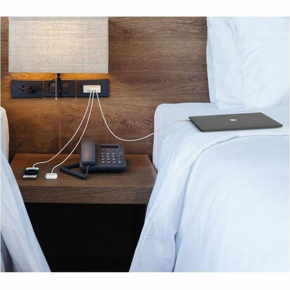 Chargeur mural portable Belkin GaN 140 W à 4 ports - 3 x USB-C, 1 x USB-A (140 W au total) - Charge rapide - Adaptateur secteur - Blanc WCH014dqWH