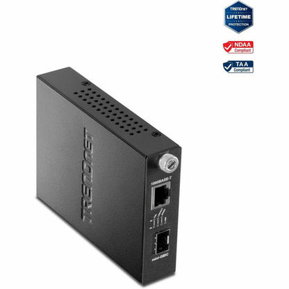 Convertisseur de média fibre optique TRENDnet 100/1000Base-T vers SFP, convertisseur fibre vers Ethernet, 1 port RJ-45 10/100/1000Base-T, 1 emplacement Mini-GBIC, protection à vie, noir, TFC-1000MGA TFC-1000MGA