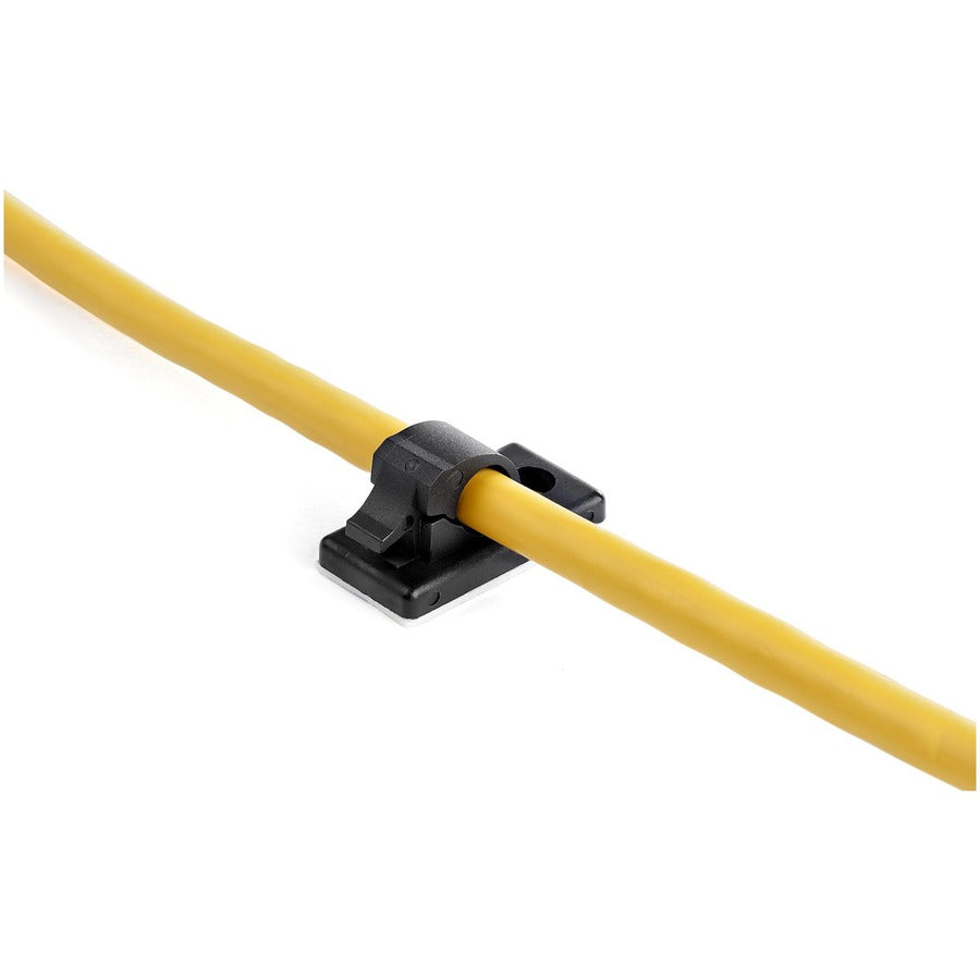 StarTech.com Lot de 100 clips de gestion de câbles auto-adhésifs - Organiseur de câbles Ethernet/réseau/bureau - Support/pince de câble adhésif noir CBMCC1