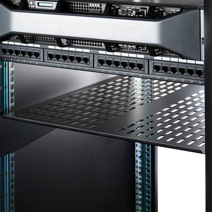 StarTech.com Étagère de montage en rack ventilée 2U 22 pouces - Plateau de montage en rack anti-levier fixe de 22 pouces de profondeur pour étagère d'armoire de serveur - 50 lb / 23 kg CABSHELF22V